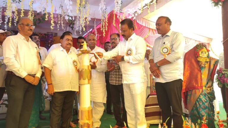 …….आणि आश्चर्यच ! आ. एकनाथ खडसे व आ. चंद्रकांत पाटील एकाच व्यासपीठावर