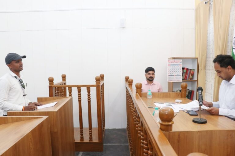 केळी पीक विमा व २५ टक्के अग्रीम नुकसान भरपाई दिवाळीपूर्वी शेतकऱ्यांच्या बॅंक खात्यात वर्ग करावी – जिल्हाधिकारी आयुष प्रसाद
