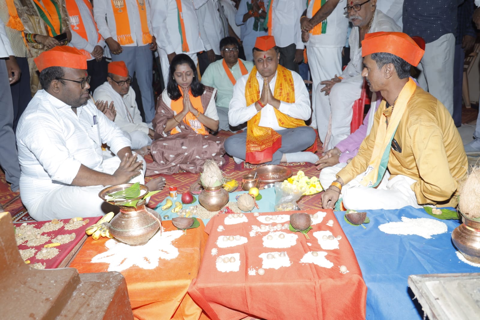 पाच लाडक्या बहिणींच्या उपस्थितीत रावेर विधानसभा मतदारसंघात महायुतीचे उमेदवार अमोल हरिभाऊ जावळे यांचा प्रचाराचा शुभारंभ
