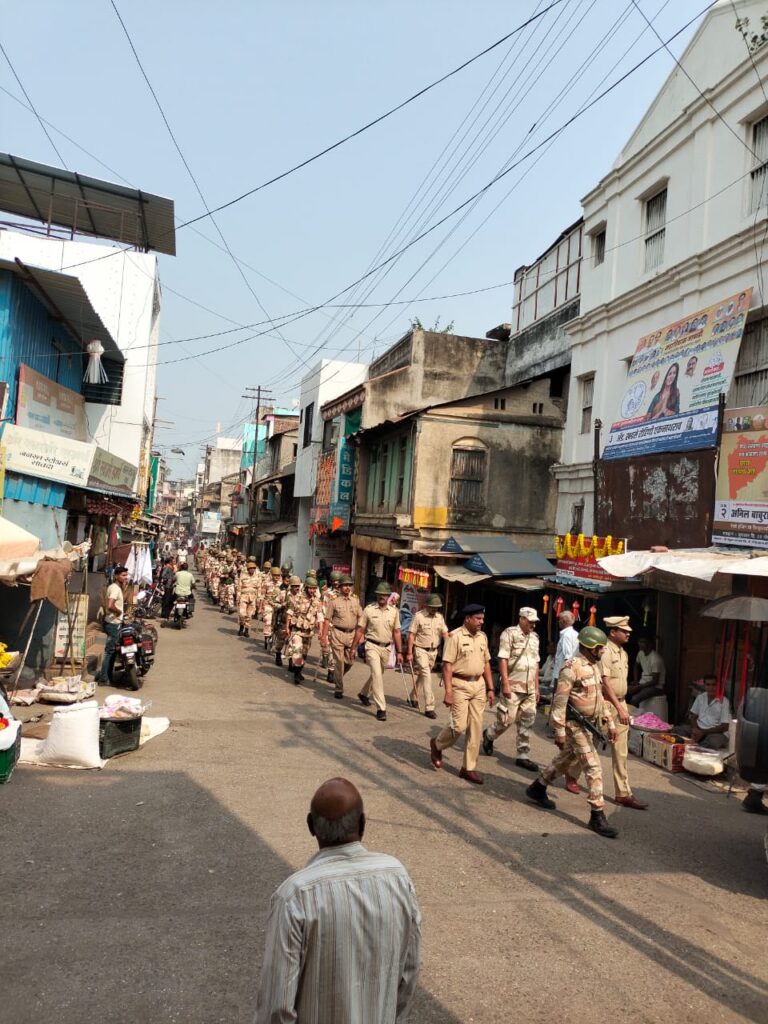 विधानसभा निवडणुकीच्या पार्श्वभूमीवर सावदा शहरात पोलिसांकडून पथसंचलन