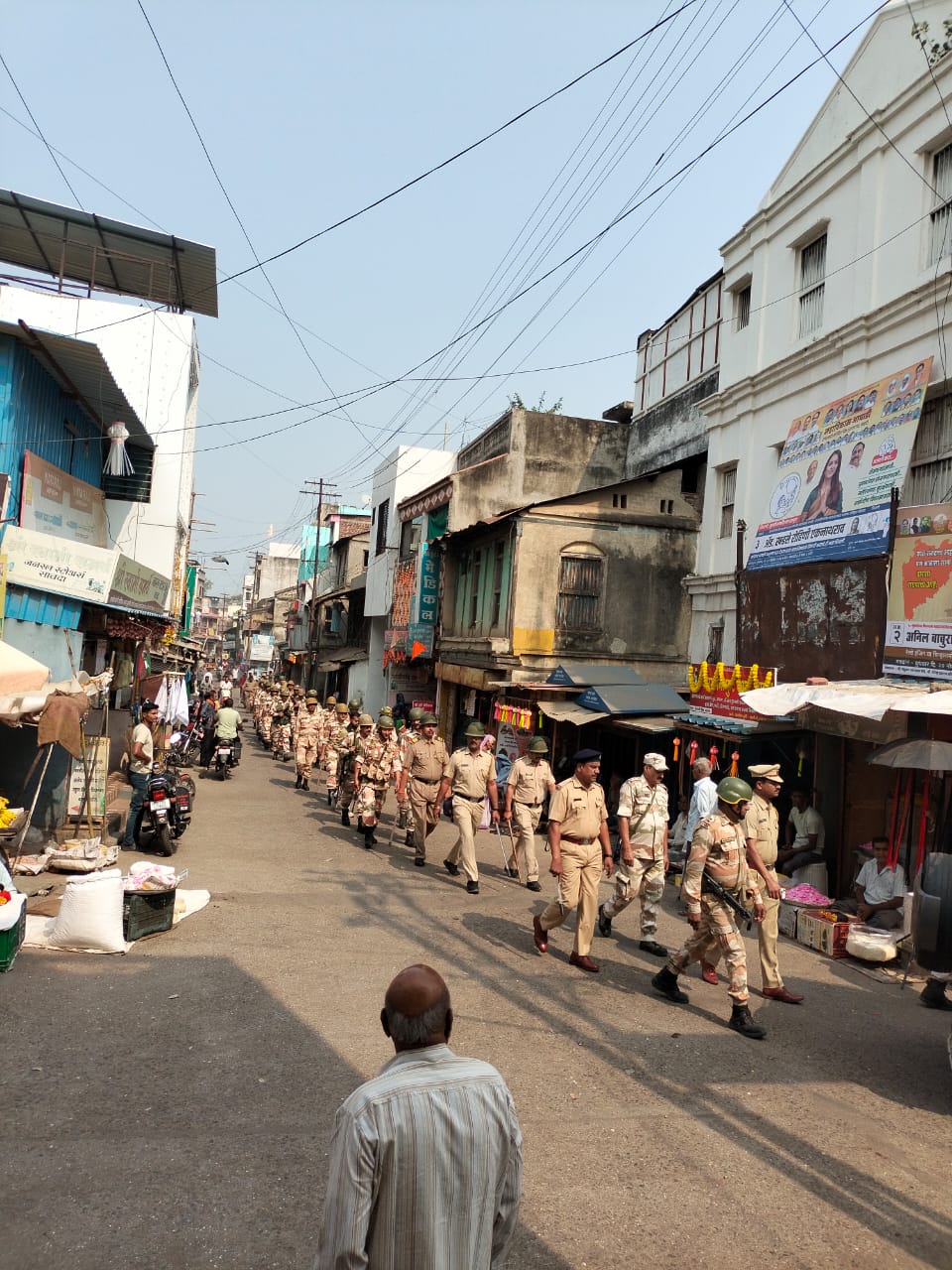 विधानसभा निवडणुकीच्या पार्श्वभूमीवर सावदा शहरात पोलिसांकडून पथसंचलन