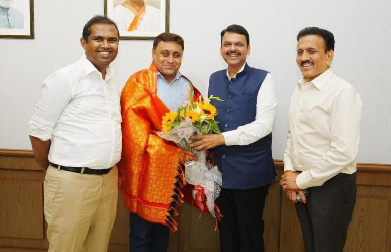 भाजप नेते देवेंद्र फडणवीस यांच्याकडून आमदार अमोल जावळे यांचा सत्कार