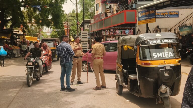 आता गाडी रस्त्यावर लावली तर कारवाई अटळ!” सावदा पोलिसांचा बेशिस्त पार्किंगविरोधात दणका; दुकानदारांनाही दिला इशारा